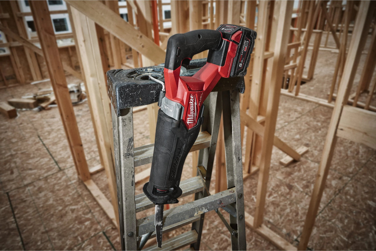 Serra de sabre M18 Fuel + 2bat 5Ah + carregador + maletí Milwaukee M18 FSZ-502X