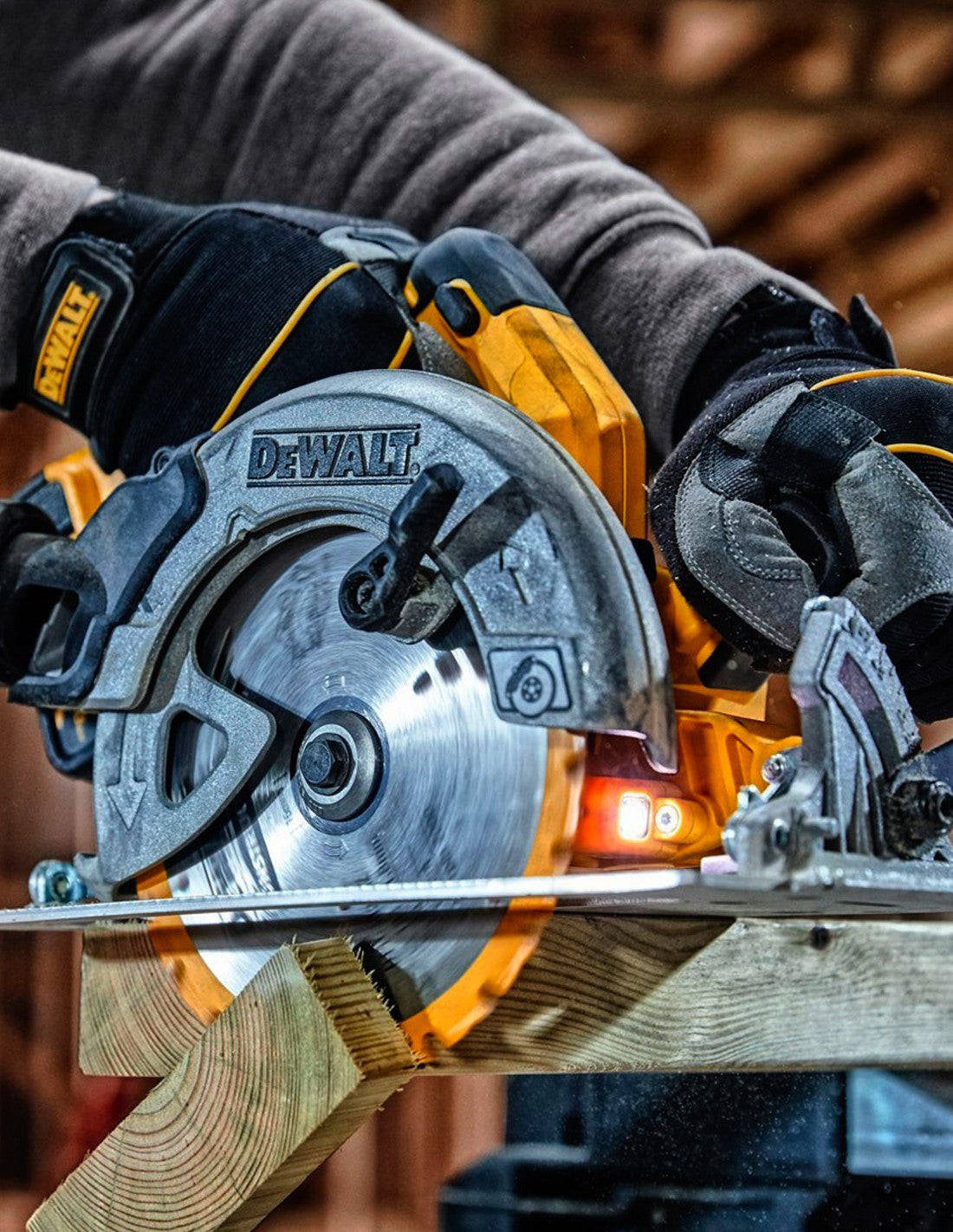 Kit de 6 eines de 18V + 3 bateries de 5Ah + carregador + maletins + base Tstak Dewalt DCK685P3T